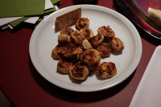 Überall kleine Häppchen-Teller.