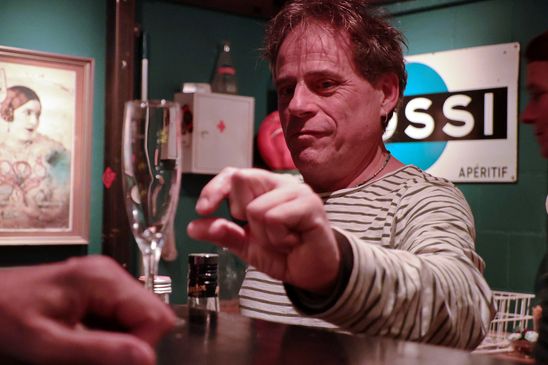 Basil demonstriert die Toleranz bei einer Verkehrskontrolle.