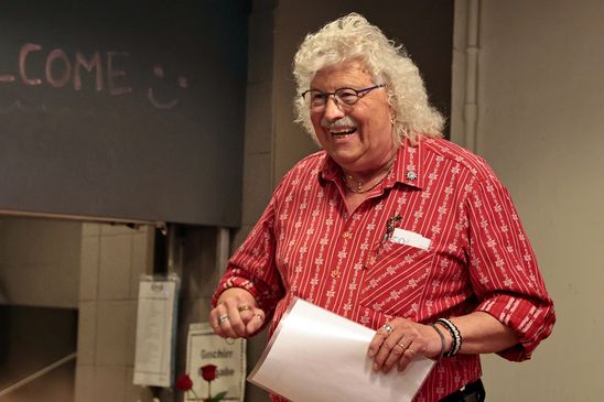 Das Wahlprozedere leitet der gutgelaunte "Mammutier", aka Marcel Michel. (Foto: František Matouš)