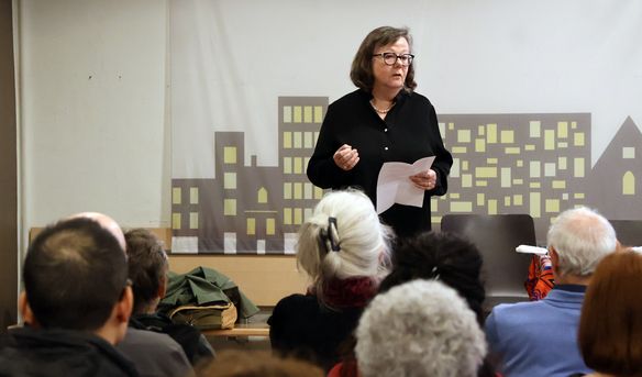 Beatrice Isler präsentiert eine berührende Laudatio auf ihren Nachfolger Fausi Marti... (Foto: Thomas Weber)