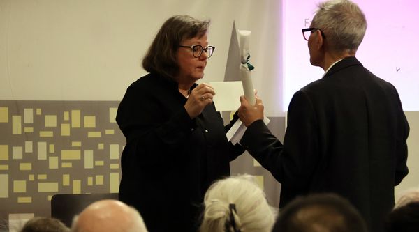 ... und überreicht ein Geschenk des Vorstands an den Präsidenten. (Foto: Thomas Weber)