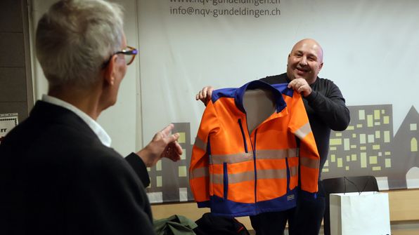 Zum Abschluss überreicht David Friedmann, Präsident IGG, nach einer witzigen Rede eine Arbeitsjacke der Stadtreinigung. (Foto: Thomas Weber)