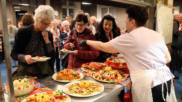 Dichtes Gedränge am Buffet. (Foto: Thomas Weber)