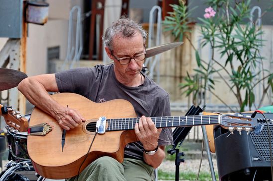 Draussen spielen sich bereits die Musiker von Gadjo Roulotte ein (FM)