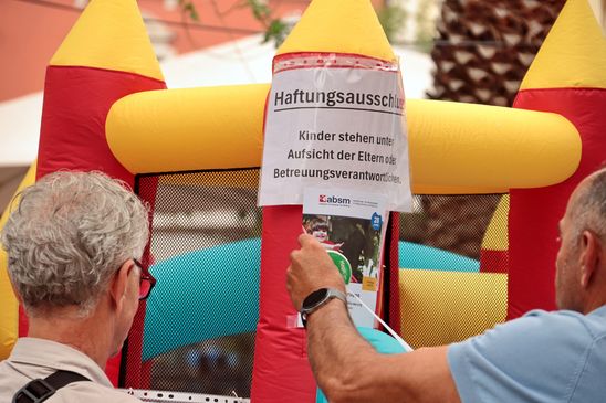 ABSM (Sprach- und Integrationskurse) hat eine kleine Hüpfburg hingestellt (FM)