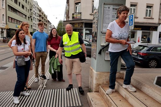 Die Präsidentin des Quartierzentrums GundeliDräff führt einige Neuzugezogene ins Lokal (FM)