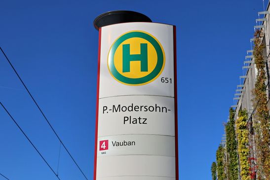 Im Vauban sind viele Strassen und Plätze nach bedeutenden Frauen benannt. Sie stehen für unterschiedliche Bereiche wie Bildung, Wissenschaft, Kunst, soziale Verantwortung und Nachhaltigkeit und spiegeln so die besondere Identität des Stadtteils wider