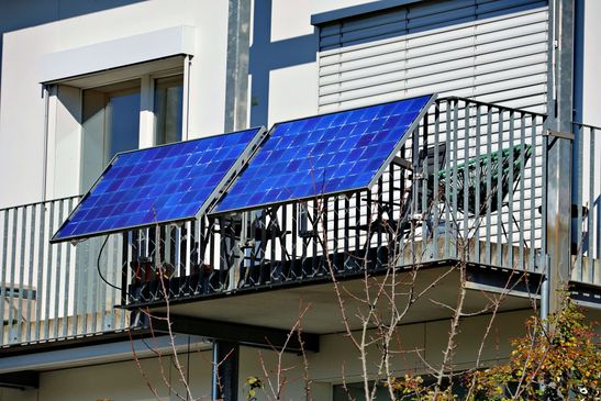 Solarpanelen an Balkonen
