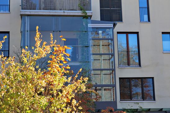 Fürs Alter nachgerüstet: Aufzüge fügen sich nun harmonisch ins Fassadenbild einiger Häuser ein