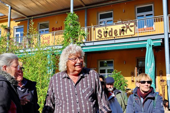 Brigitte und Marcel Michel mit Ruth Bews vor dem Restaurant Süden