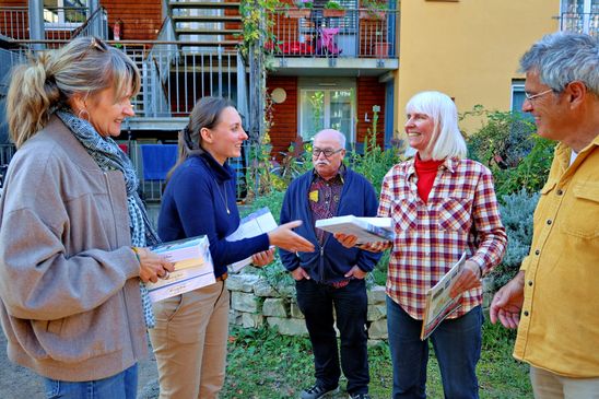 Die Organisatorinnen Florence Maeder und Rani Magnani überreichten das Gastgeschenk an den die Bewonhner:innen des Vauaban