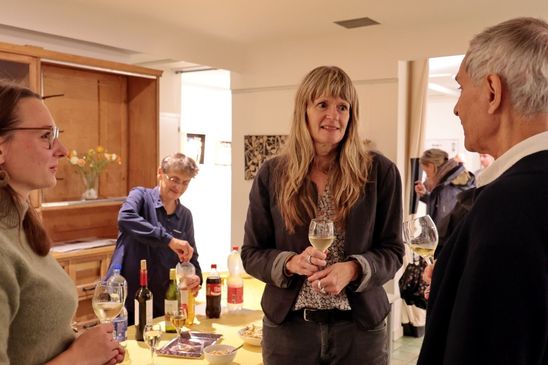 Die beiden Ausstellungsorganisatorinnen Rani Magnani und Florence Maeder  im Gespräch mit dem Vereinspräsident Fausi Marti (von links nach rechts) 