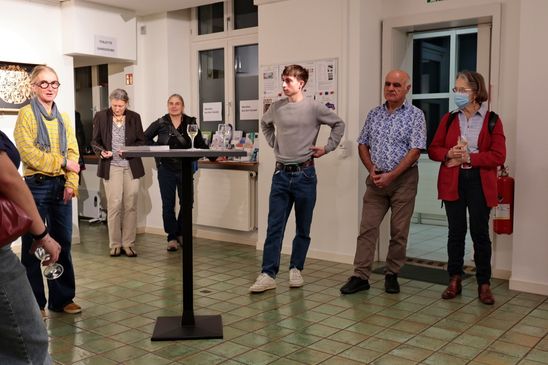 Die Künstlerin begrüsst ihre Gäste