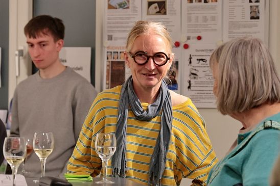 Die Künstlerin Maja Kopp im Gespräch mit Vernissagegästen